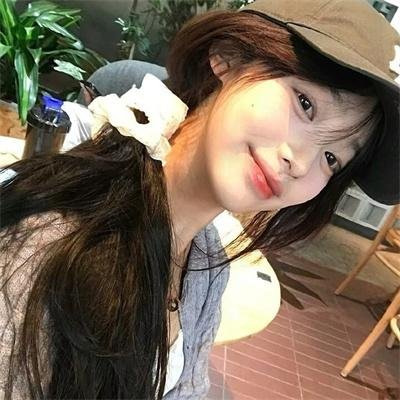 穿条纹衣的男孩